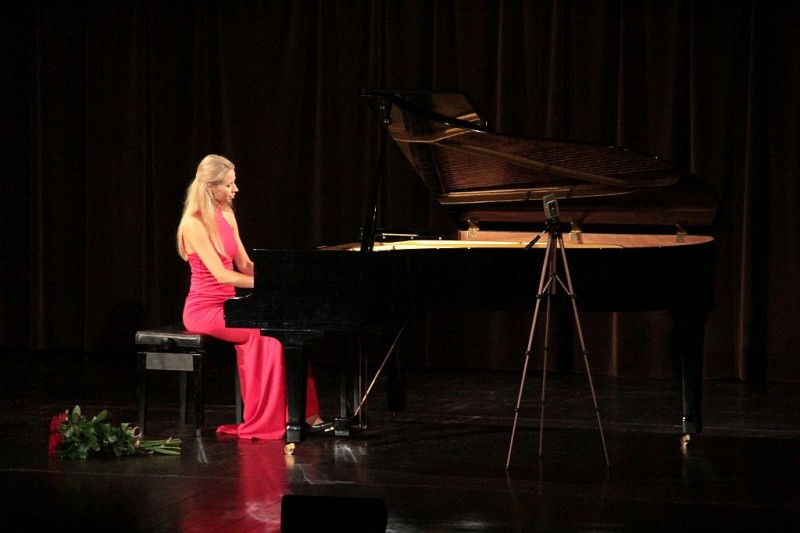  Zdjcia w galerii prezentuj recital fortepianowy Anny Lipiak, ktry odby si z okazji 210. rocznicy urodzin Fryderyka Chopina, w ramach projektu Dom otwarty z cyklu Muzyka - rdo skojarze, pt. Pery muzyki polskiej.