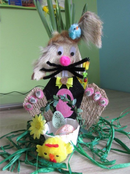 Ilustracja przedstawia nagrtodzon prac konkursow - zajczka zrobionego z rnych materiaw ozdobionego koszyczkiem i jajkiem