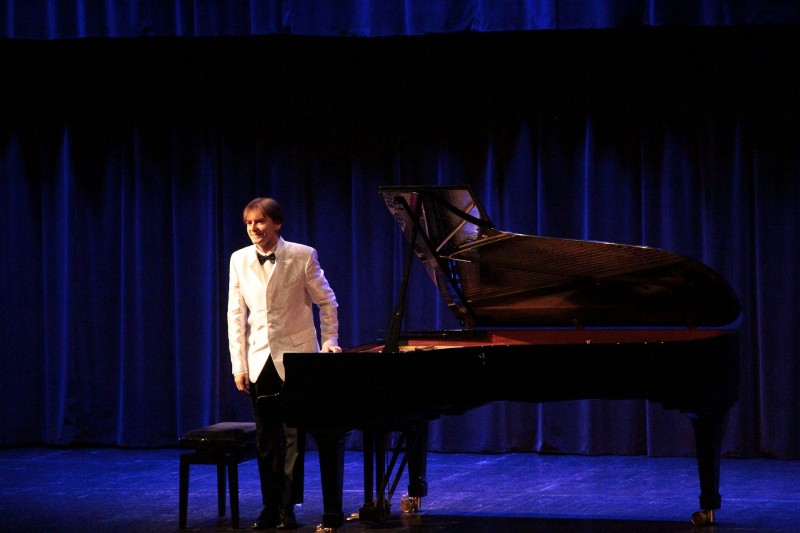artysta przy fortepianie kaniajcy si publicznoci
