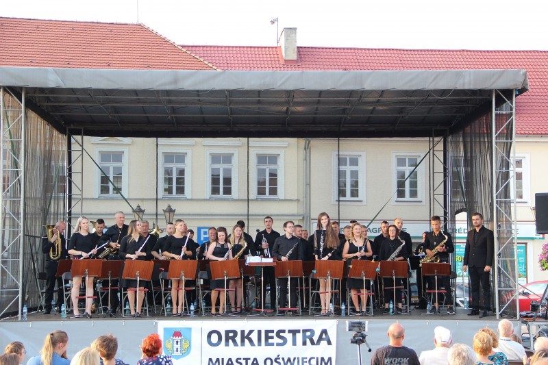 orkiestra na rynku gwnym podczas koncertu 