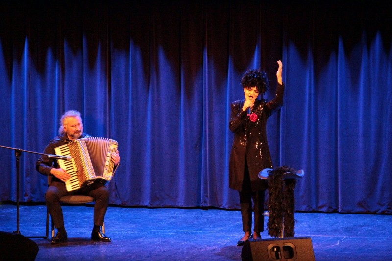 Yaga Kowalik na scenie, na krzele obok akompaniator Walentyn Dubrowskij