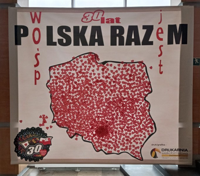 plansza z napisem 30 lat Poska Razem z konturem Polski w rodku wyklejonym przez ludz sercami wop 