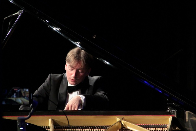 na zdjciu Grzegorz Niemczuk przy fortepianie