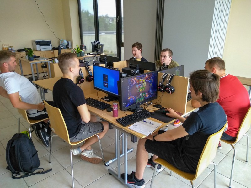 uczestnicy turnieju przy komputerach