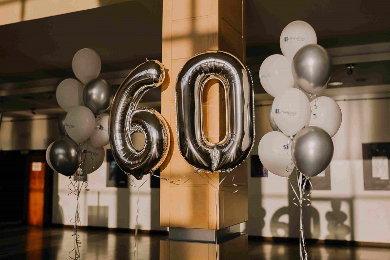 napis z balonw 60 lat i baloniki z nadrukiem