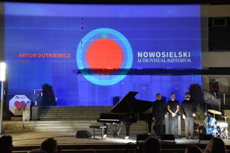 na zdjciach wykonawcy koncertu, a tle budynek OCk z wizualizacjami obrazw jerzego Nowosielskiego